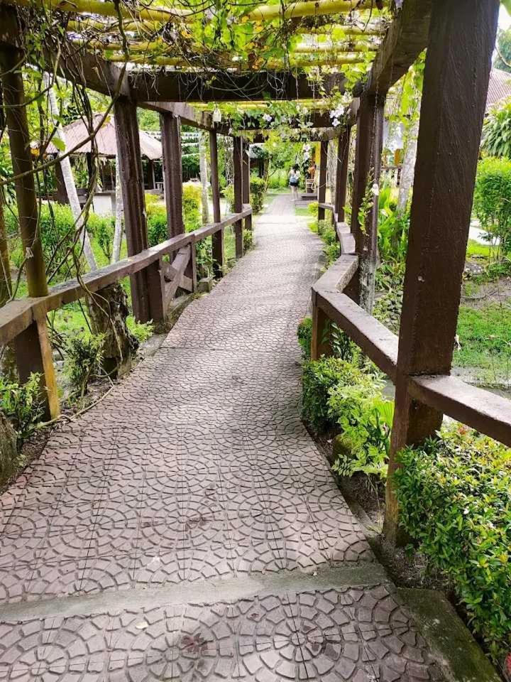 Готель Pantropi-Coco Farm Calapan Екстер'єр фото